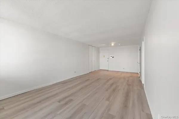 2 Bay Club DR #12Z2, Bayside, NY 11360