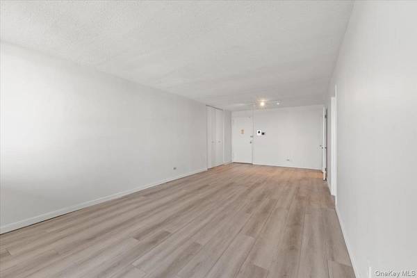 2 Bay Club DR #12Z2, Bayside, NY 11360