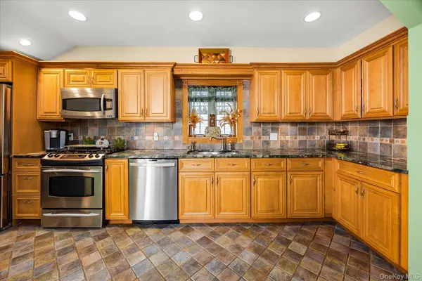 72-31 73rd ST, Glendale, NY 11385