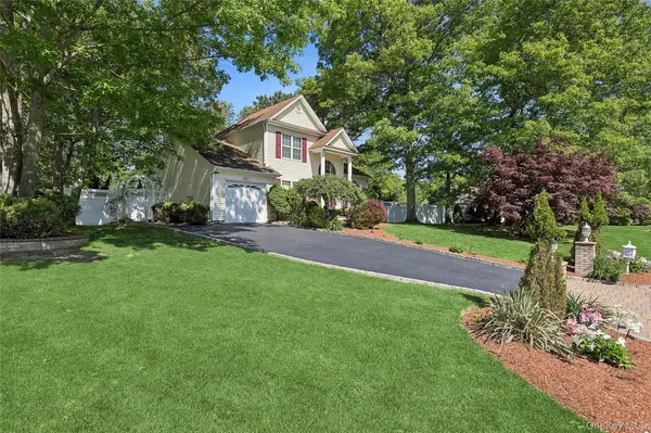 16 Winterberry DR, Middle Island, NY 11953