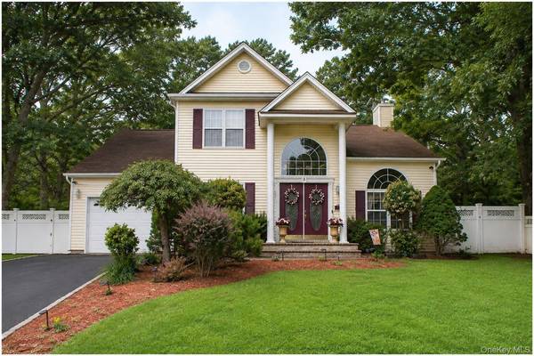 16 Winterberry DR, Middle Island, NY 11953
