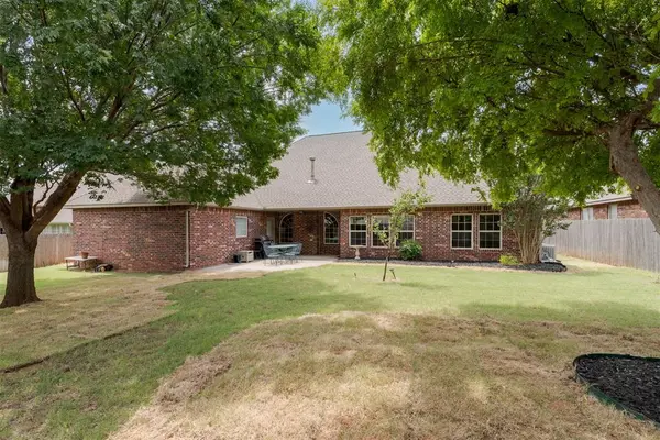 17016 Platinum LN, Edmond, OK 73012