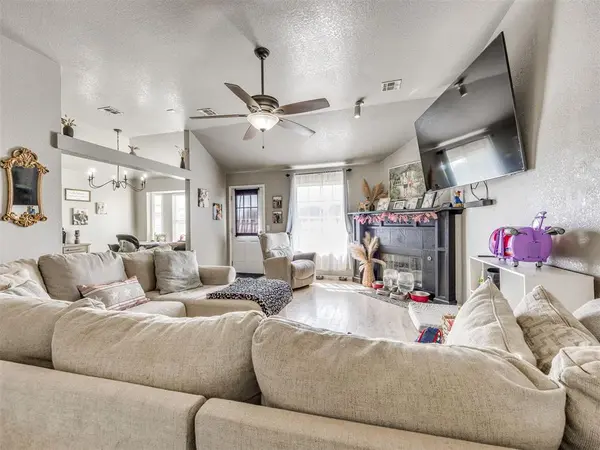 625 SW 38th PL, Moore, OK 73160