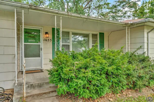 1635 SW Burnett RD, Topeka, KS 66604