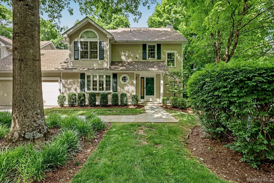 4 Annes Wood LN, Mount Kisco, NY 10549