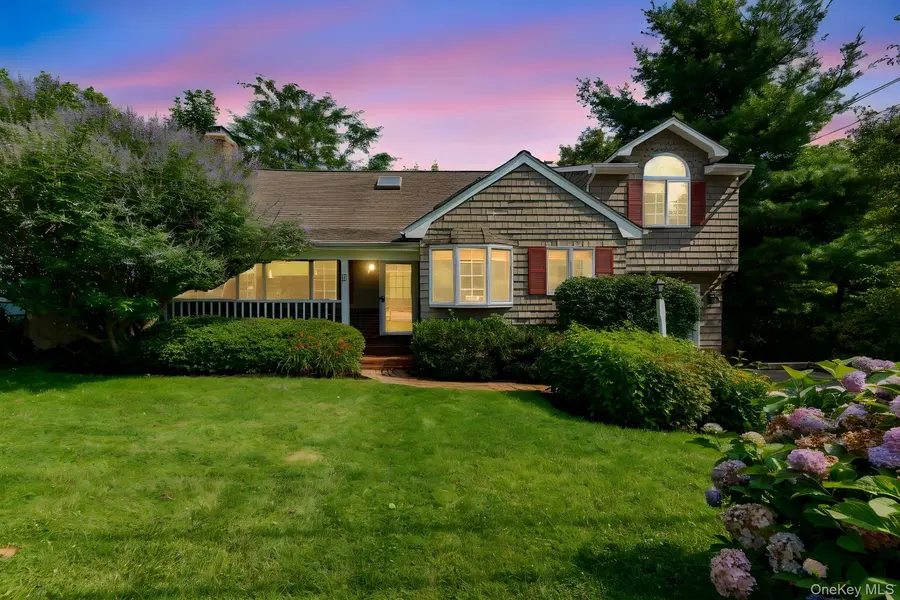 1 Cedar DR, Huntington, NY 11743