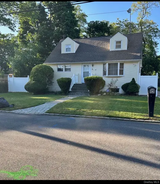 42 Benburb ST, Amityville, NY 11701