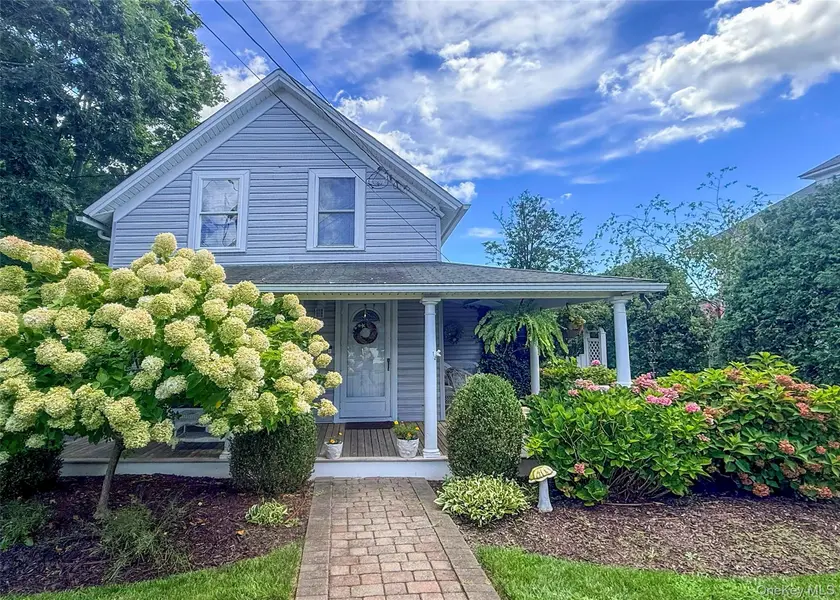 23 LAKE AVE, Center Moriches, NY 11934