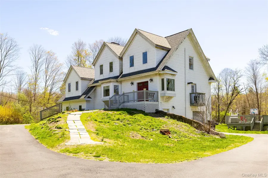 126 E Fallkill RD, Hyde Park, NY 12538