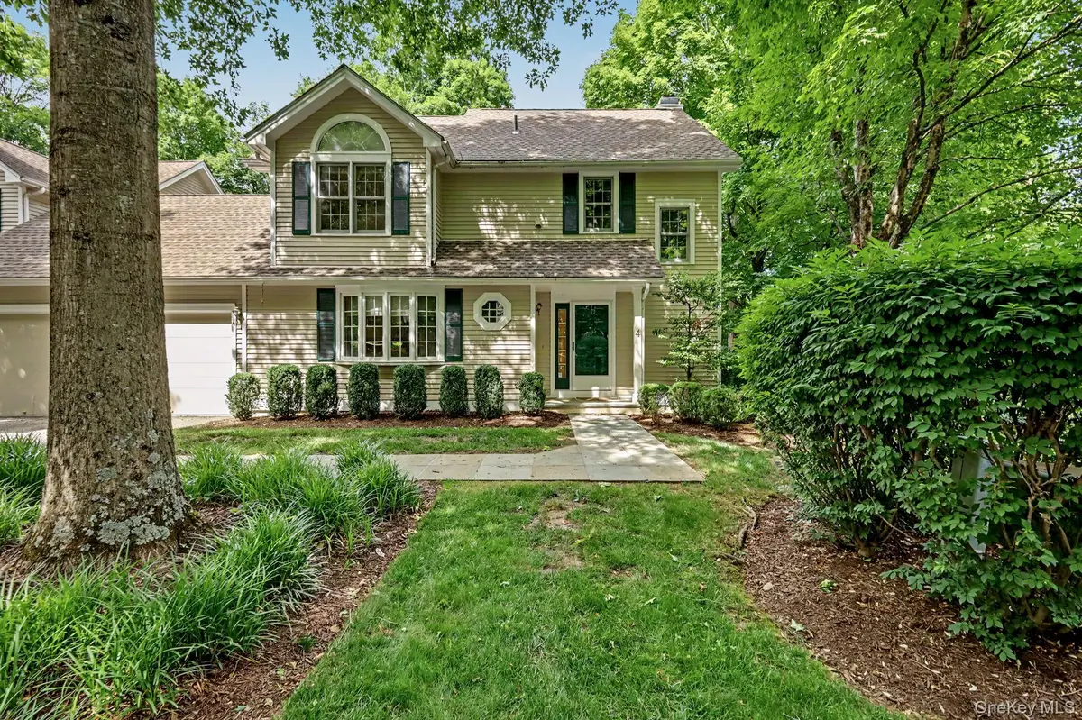 4 Annes Wood LN, Mount Kisco, NY 10549