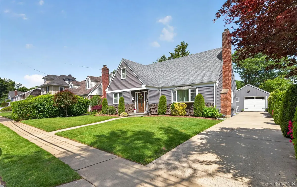 51 Chestnut ST, Westbury, NY 11590