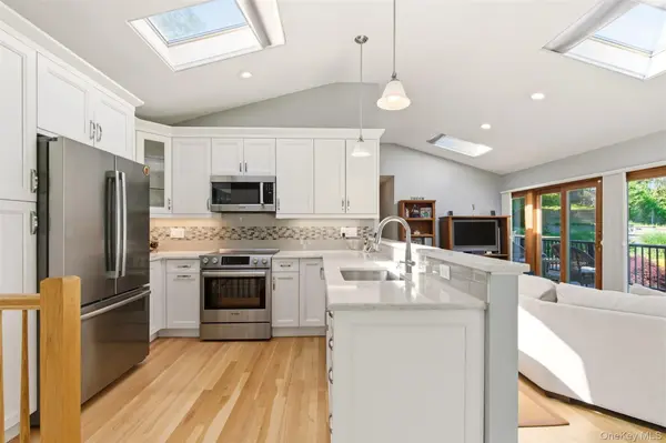 54 Westview RD, Northport, NY 11768