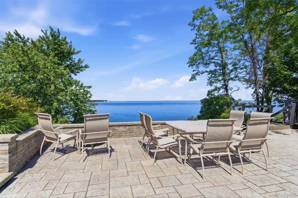 54 Westview RD, Northport, NY 11768