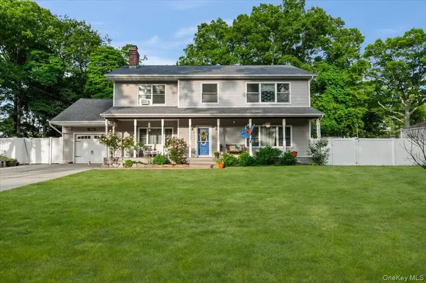 7 Maple AVE, Holbrook, NY 11741