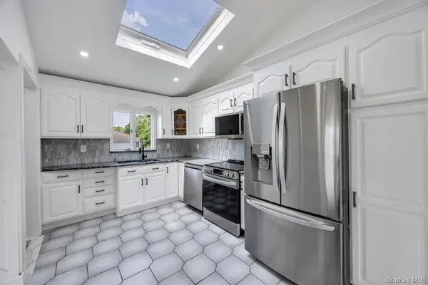 2331 Neptune AVE, Seaford, NY 11783