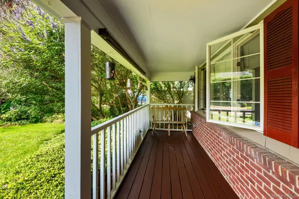1 Cedar DR, Huntington, NY 11743