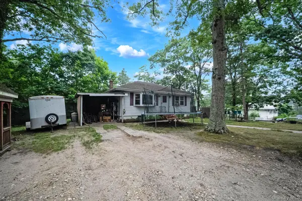 45 Dawn RD, Rocky Point, NY 11778
