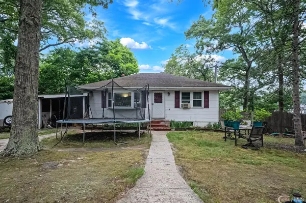 45 Dawn RD, Rocky Point, NY 11778
