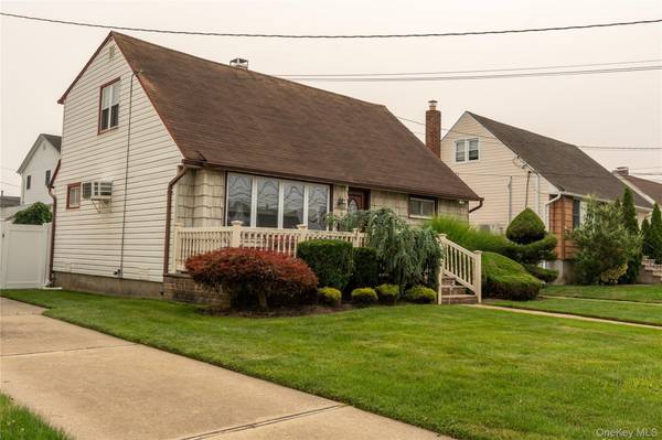 81 Montgomery AVE, Oceanside, NY 11572