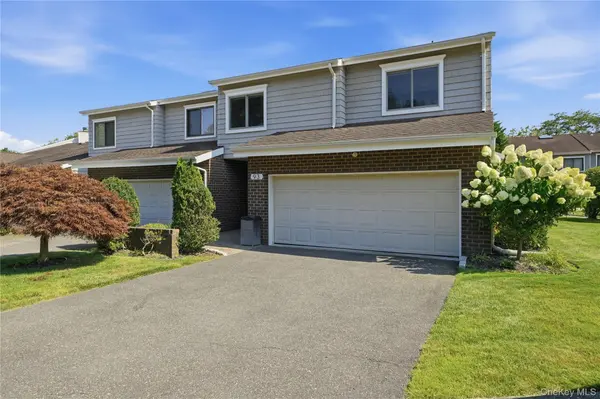 93 Boathouse LN, Bay Shore, NY 11706