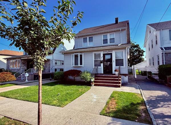 20 W Oxford ST, Valley Stream, NY 11580