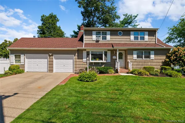 13 Westwood DR, North Babylon, NY 11703