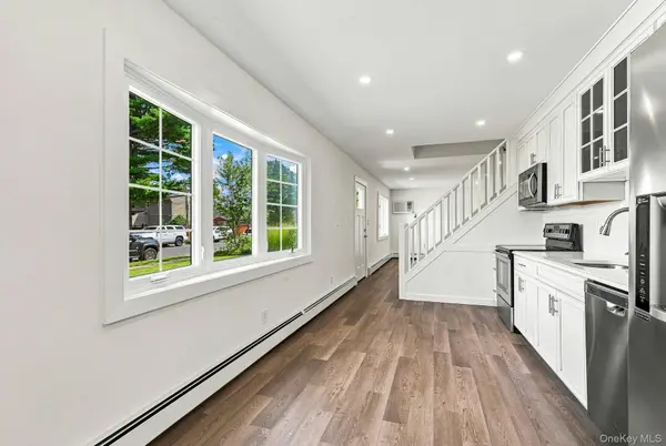 26 Birch LN, Levittown, NY 11756