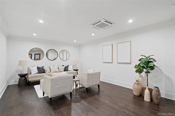 133 Spring RD #1, Huntington, NY 11743