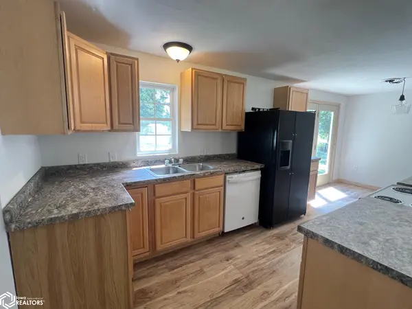 302 S 9th St, Oquawka, IL 61469