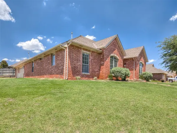 2117 Cedar Pointe CIR, Edmond, OK 73003