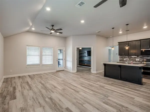 421 Kearny LN, Yukon, OK 73099