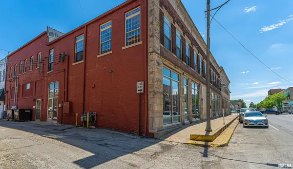 604 BROADWAY ST, Lincoln, IL 62656
