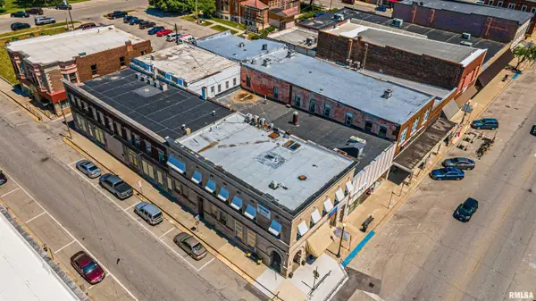 604 BROADWAY ST, Lincoln, IL 62656