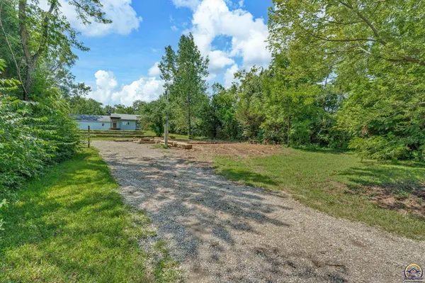 4235 SE 21st St, Tecumseh, KS 66542