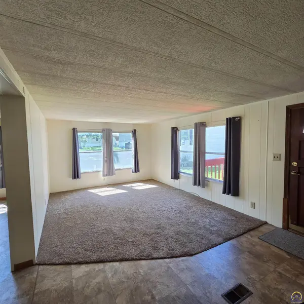 118 SE Willow Way, Topeka, KS 66609