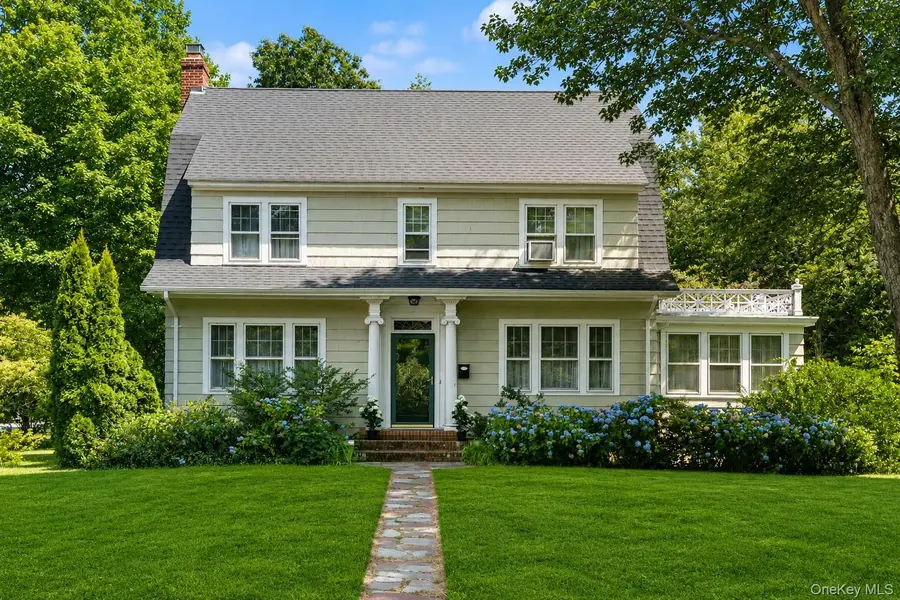1 S Lakeview AVE, Brightwaters, NY 11718