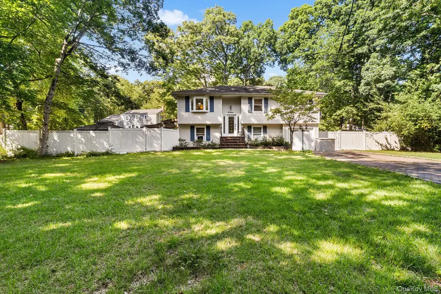 16 Obermueller DR, Melville, NY 11747