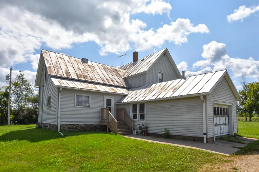 N6221 32ND AVE, Fremont, WI 54940-8603