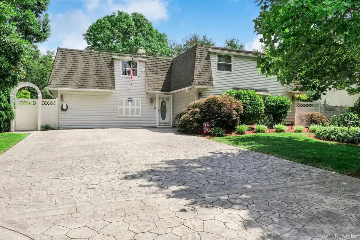 17 Sundial LN, Bellport, NY 11713