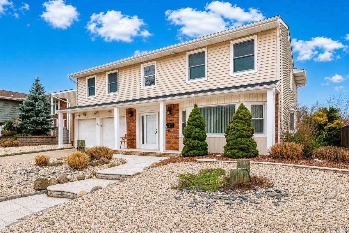 29 Donna LN, Lido Beach, NY 11561
