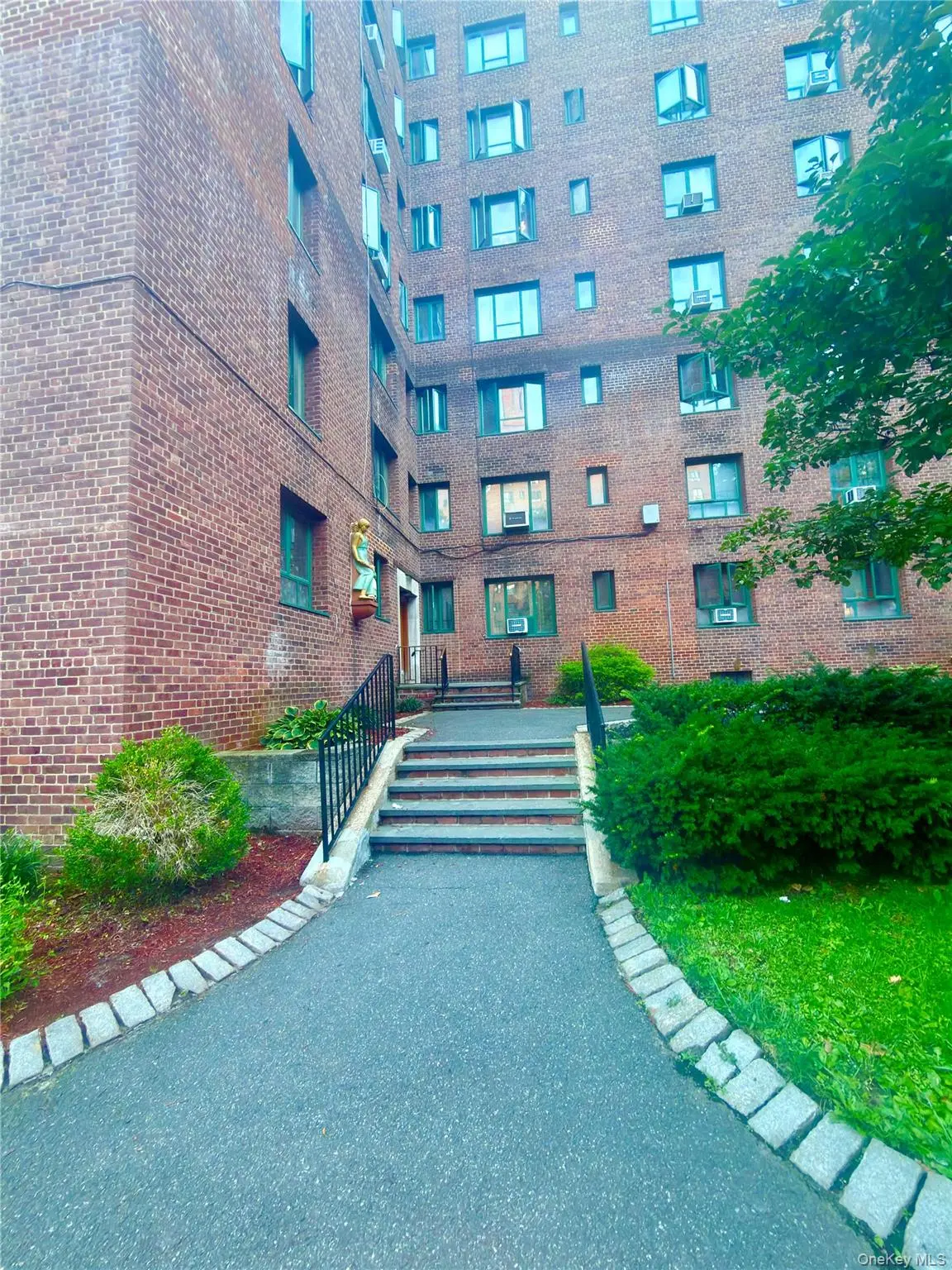 1591 Metropolitan AVE #5C, Bronx, NY 10462