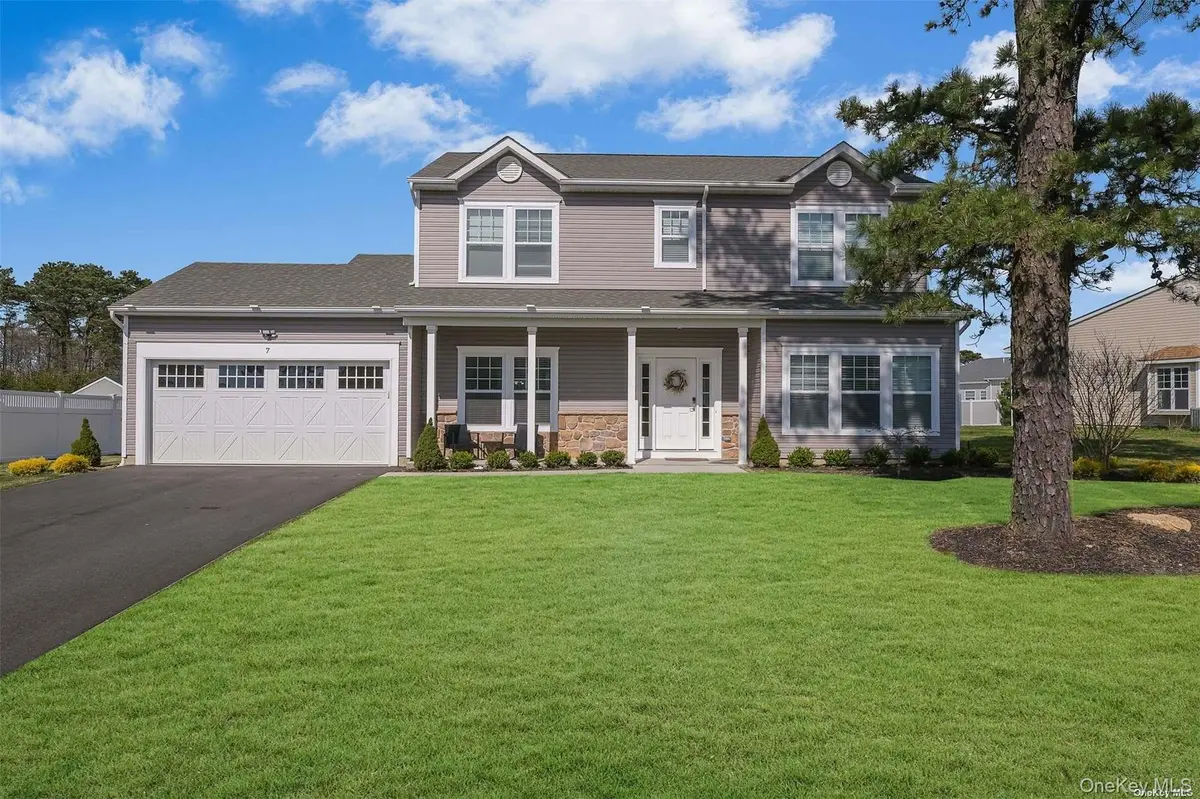 7 Pondview CIR, Shirley, NY 11967