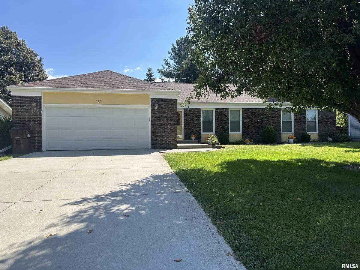 620 Blackhills DR, Taylorville, IL 62568