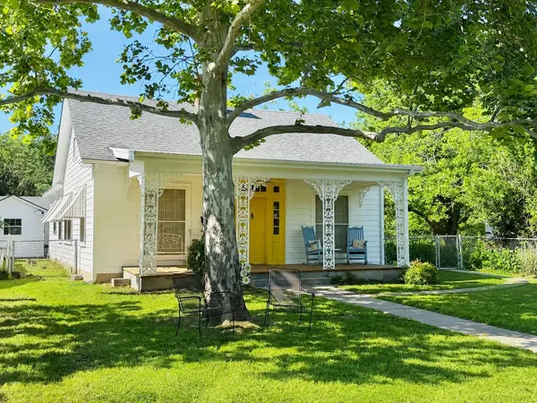 706 W 11th ST, Taylor, TX 76574