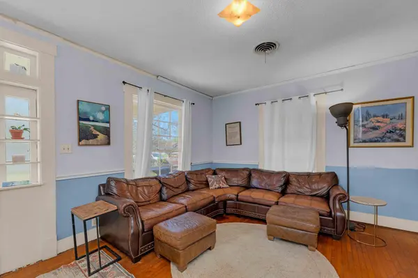 706 W 11th ST, Taylor, TX 76574