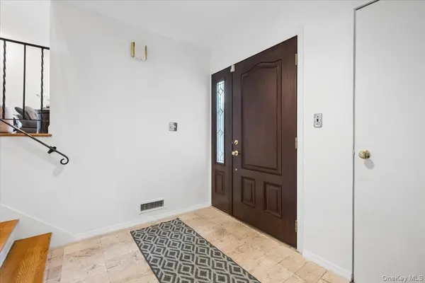 21 Tanglewood RD, Scarsdale, NY 10583
