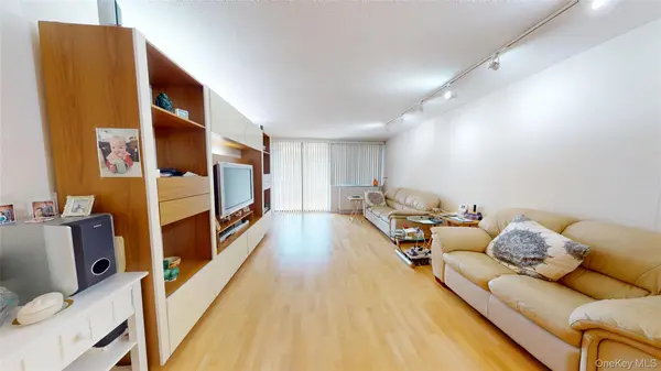 1 Bay Club DR #17E, Bayside, NY 11360