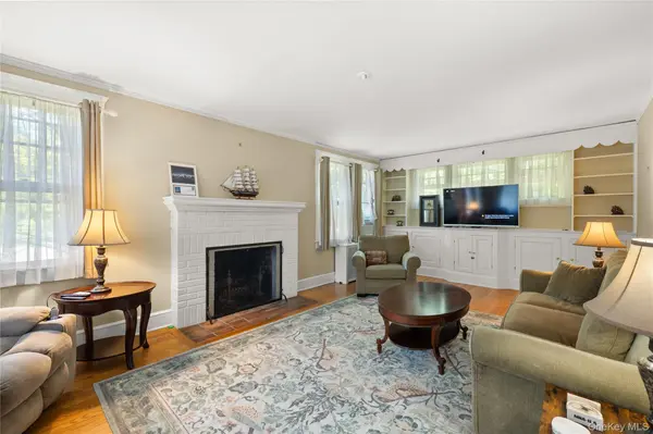 1 S Lakeview AVE, Brightwaters, NY 11718