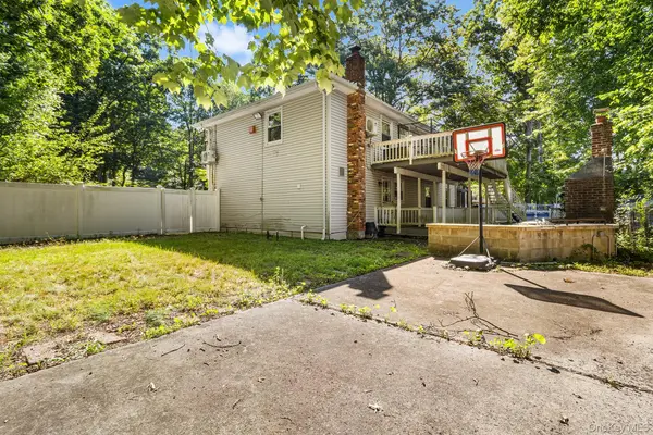16 Obermueller DR, Melville, NY 11747