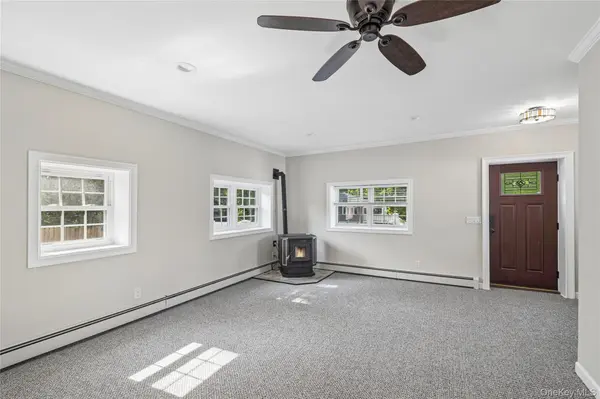 44 Ridgedale AVE, Farmingville, NY 11738